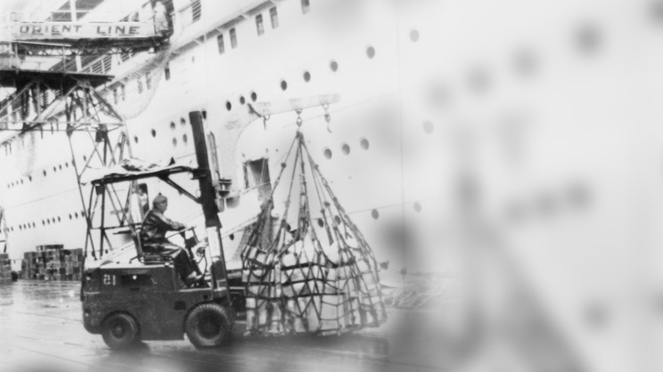 Forklift loading a ship at Brisbane wharf. (Courtesy John Oxley State Library of Queensland, AUS)